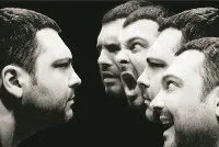 persona mirando su imagen con distintos gestos desagradables