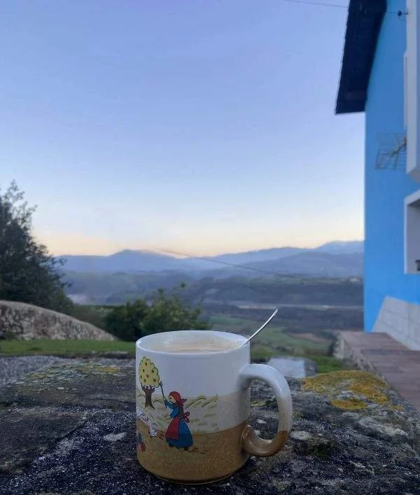un paisaje de montañas y un café para pensar mirando la naturaleza