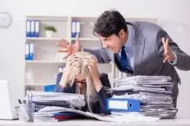 gritar con gestos amenazantes a un empleado sobrecargado es una conducta de acoso laboral