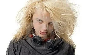 adolescente mirando con cara desafiante