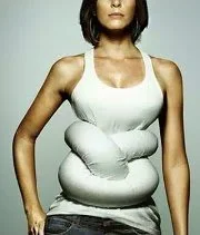 mujer con camiseta. La parte del abdomen se retuerce en nudos