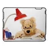 osito de peluche con gafas estudiando en un pupitre