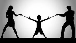 silueta de un padre y una madre tirando de los brazos de los hijos en direcciones opuestas