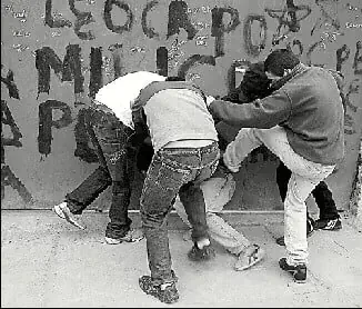 niños dando una paliza a otro a la salida del colegio