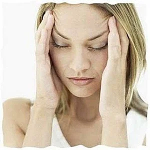 mujer tocándose las sienes en un gesto de dolor