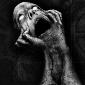 persona demacrada, con la boca muy abierta mirando al cielo con desesperacion