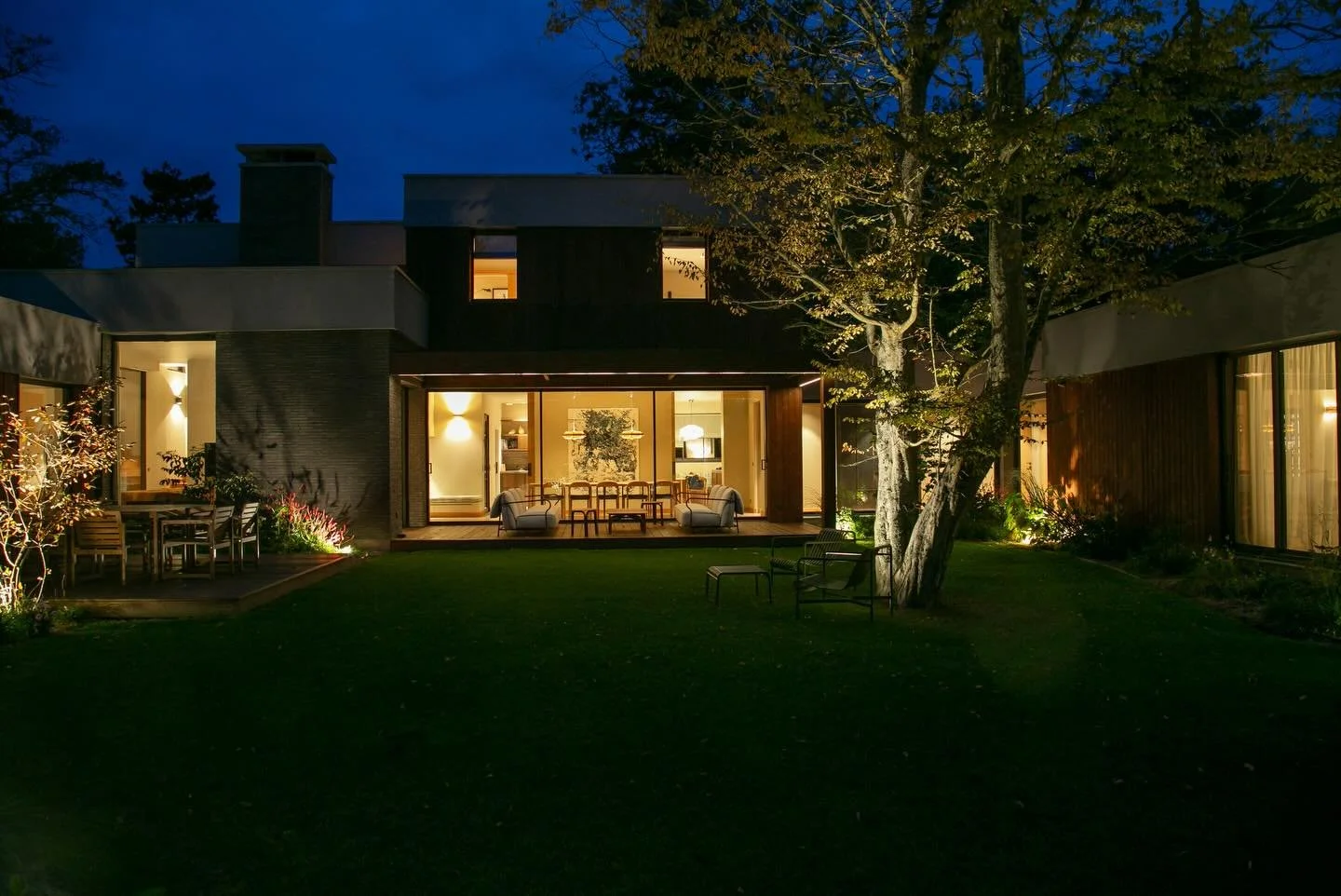 Si vous vous demandez pourquoi chez Haven House on aime tout autant les longues nuits d&rsquo;&eacute;t&eacute; que les longues nuits d&rsquo;hiver et lorsqu&rsquo;il fait nuit d&egrave;s 17h 🤭

Un plaid, un livre et un bon th&eacute; au coin du feu