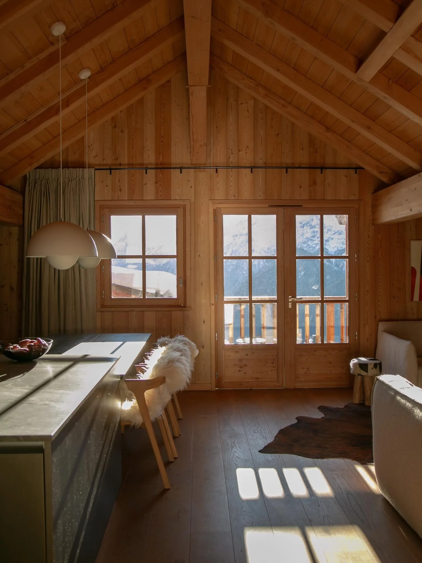 Prendre une grande respiration depuis NOTRE HORIZON, notre Chalet - Duplex de 100m2 nich&eacute; sur les hauteurs du village @villardreculas , un petit joyau suspendu au c&oelig;ur du domaine de l&rsquo;Alpe d&rsquo;Huez 🏔️

Notre 1er projet immobil