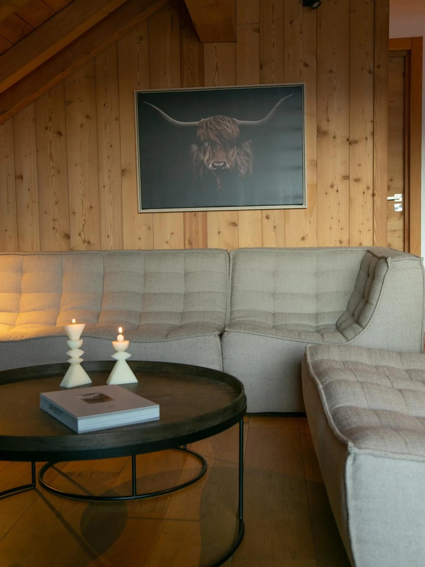 ✨SOLSTICE D&rsquo;HIVER ✨

Un de nos lieux favoris o&ugrave; passer nos longues nuits d&rsquo;hiver ? D&eacute;finitivement notre Chalet Duplex NOTRE HORIZON, o&ugrave; la vue sur les montagnes environnantes et la lumi&egrave;re ont toujours quelque 