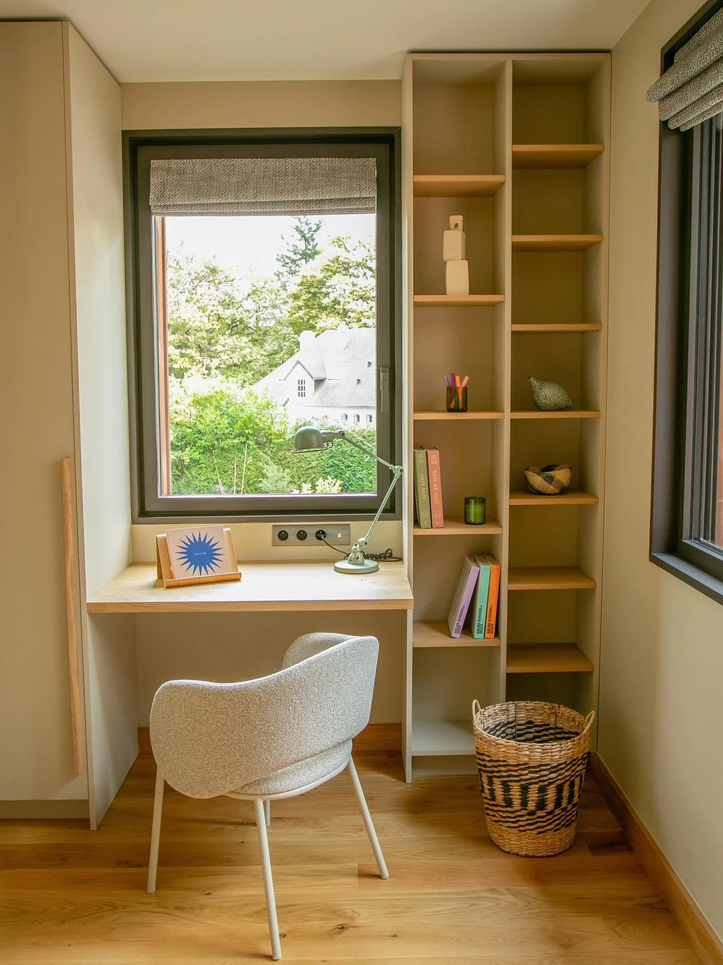 HOME OFFICE ✨

Un e-mail &agrave; envoyer ? Une visio entre 2 balades ou parties de p&eacute;tanques dans le jardin ?

Toujours dans ce souci de maisons h&ocirc;teli&egrave;res premium, nous avons cr&eacute;&eacute;s des espaces bureaux dans plusieur