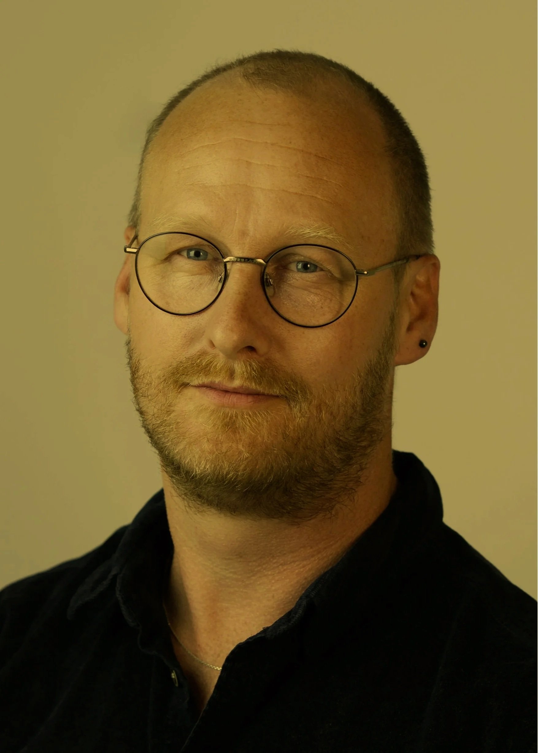Male therapist with glasses and friendly look