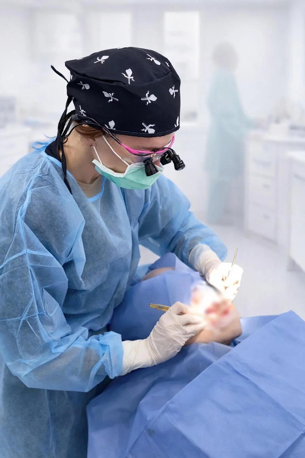 Dra. Julia Cattáneo realizando cirugía de implantes dentales en Palma de Mallorca