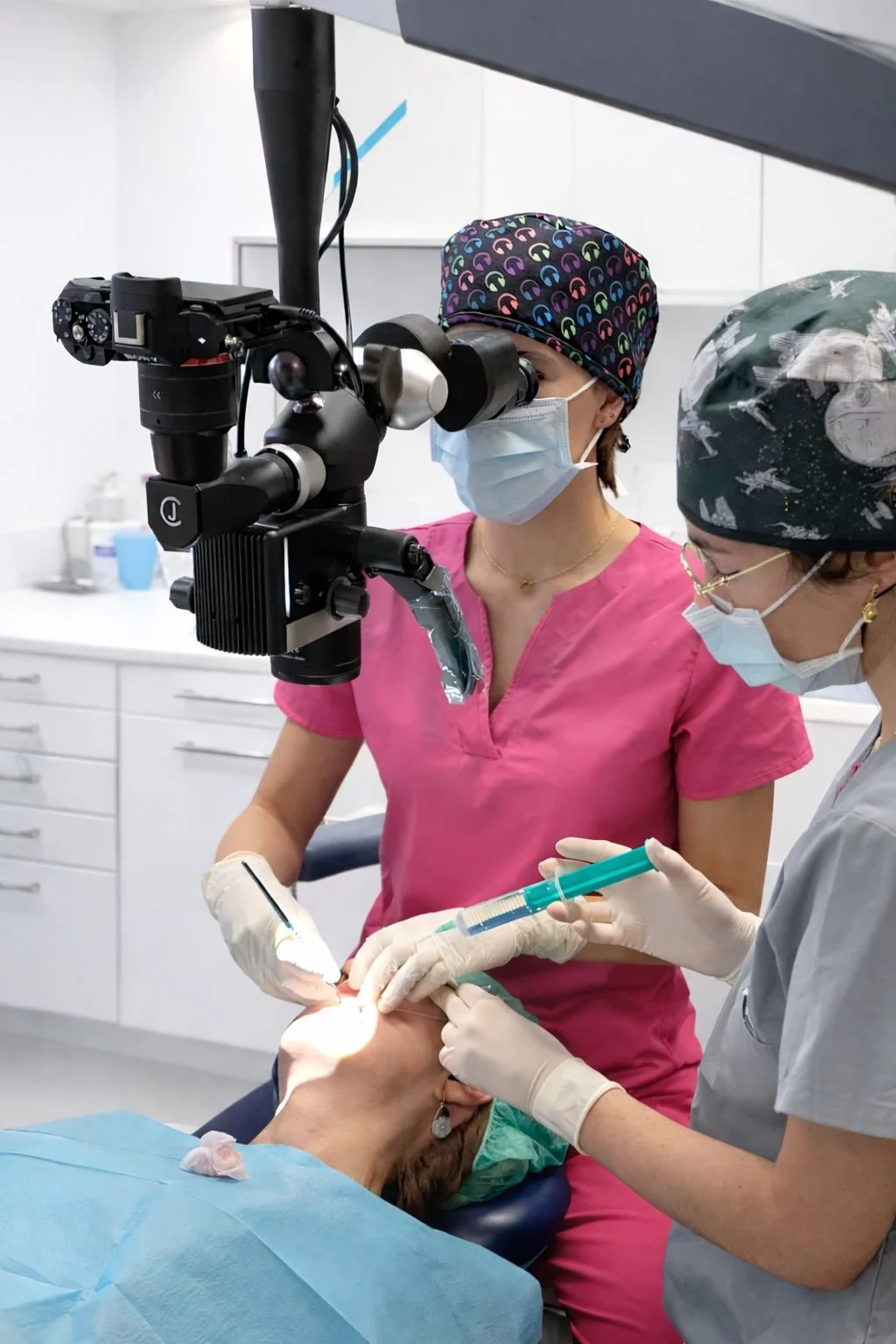 Dra. Julia Cattáneo realizando microcirugía periodontal en Palma de Mallorca