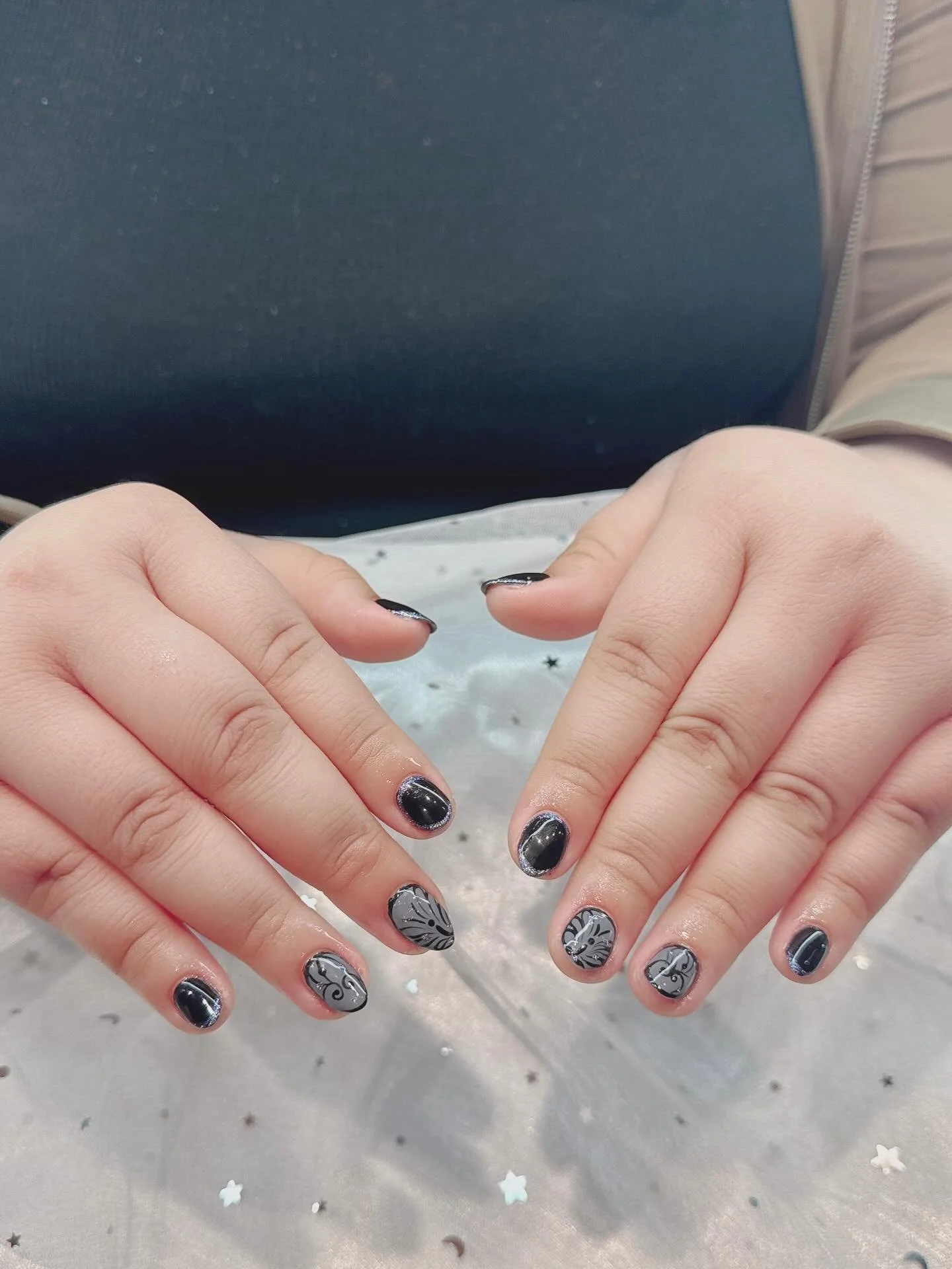 Pretty nails, pretty mood 💅🏻 Book your nail appointment now at @luluuspasalon #nailart #nailsindc