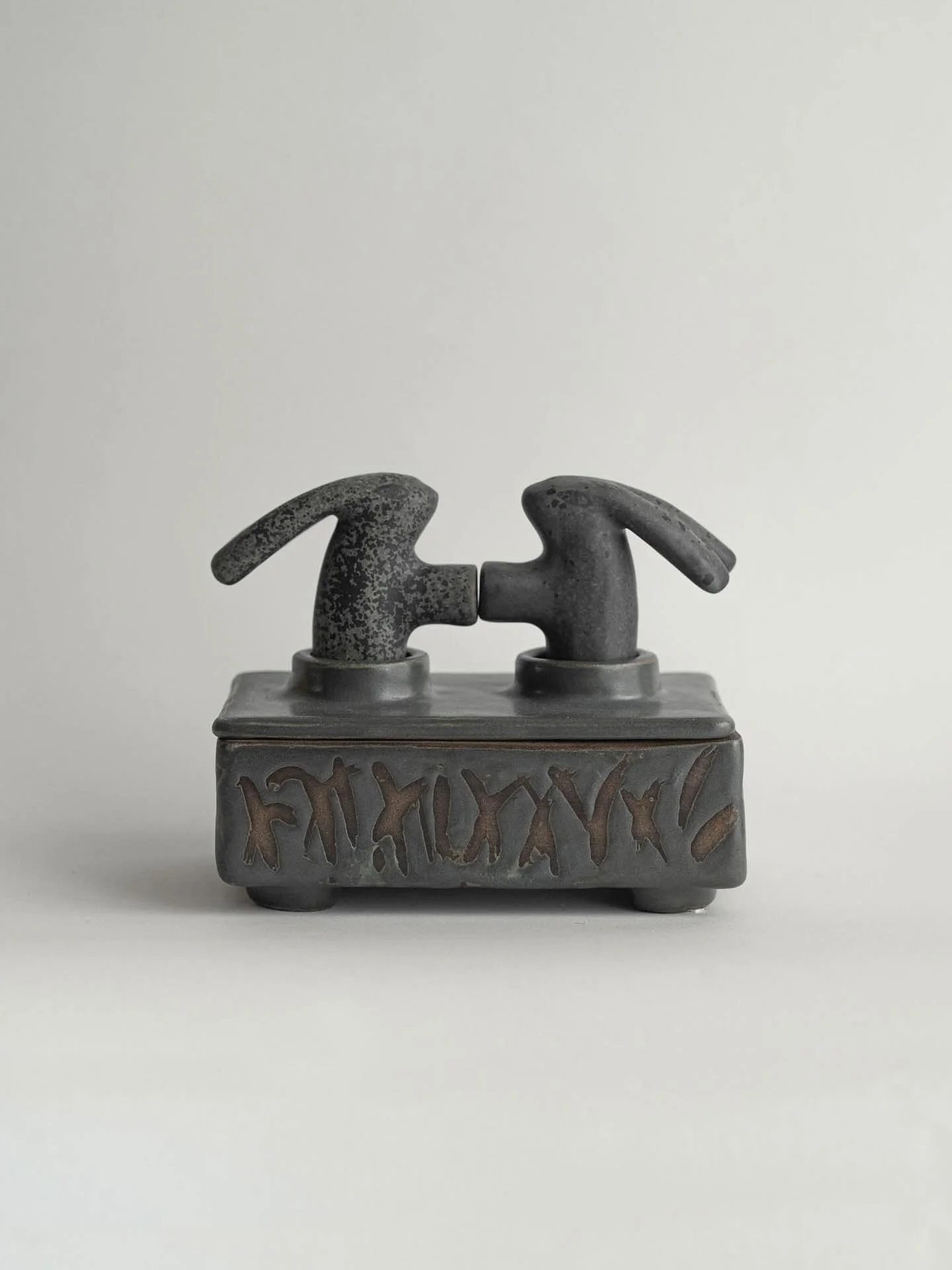 Liebres Box

Handbuilt in toffee stoneware, this piece brings together two hares and a box, crafted using a wax-resist technique and finished with two matte glazes. Its glazed interior makes it ideal for storing meaningful objects.

#CraftersOfToday 