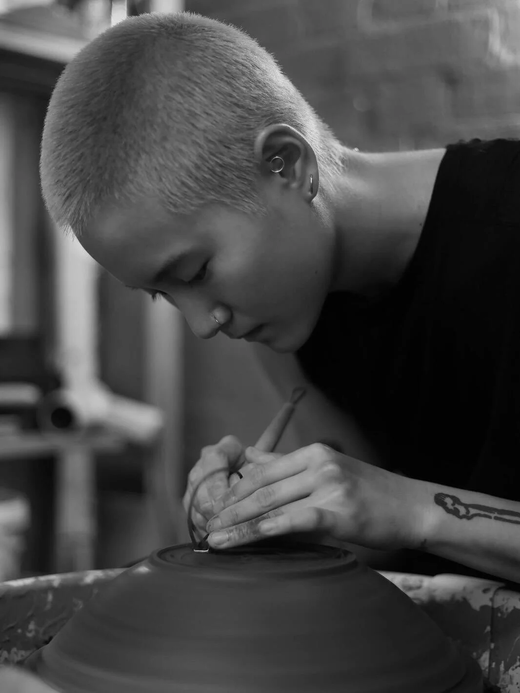 Introducing our conversation with Saeam Kwon, a Korean ceramic artist based in Berlin. Her work combines minimalist forms with traditional sensibilities, using dark, textured clay offset by fine detailing and lightness of weight.

In this interview, 