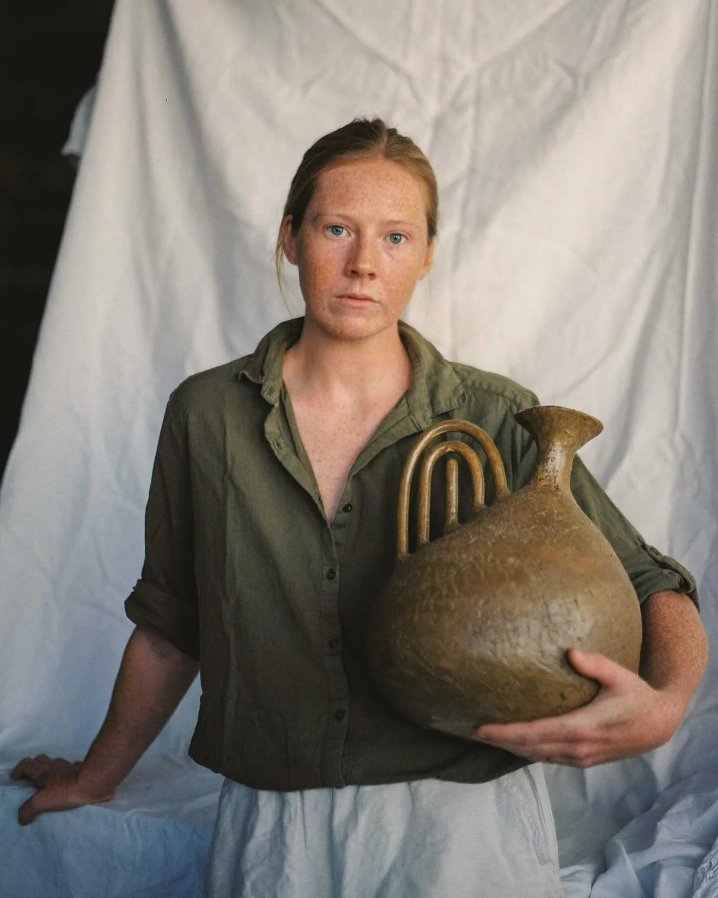 Introducing our conversation with Daisy Eltenton, a ceramic artist based in Tomar, Portugal. Through ceramics, she explores how objects shape our daily lives and influence our states of mind, weaving emotion and presence into the spaces we inhabit. 
