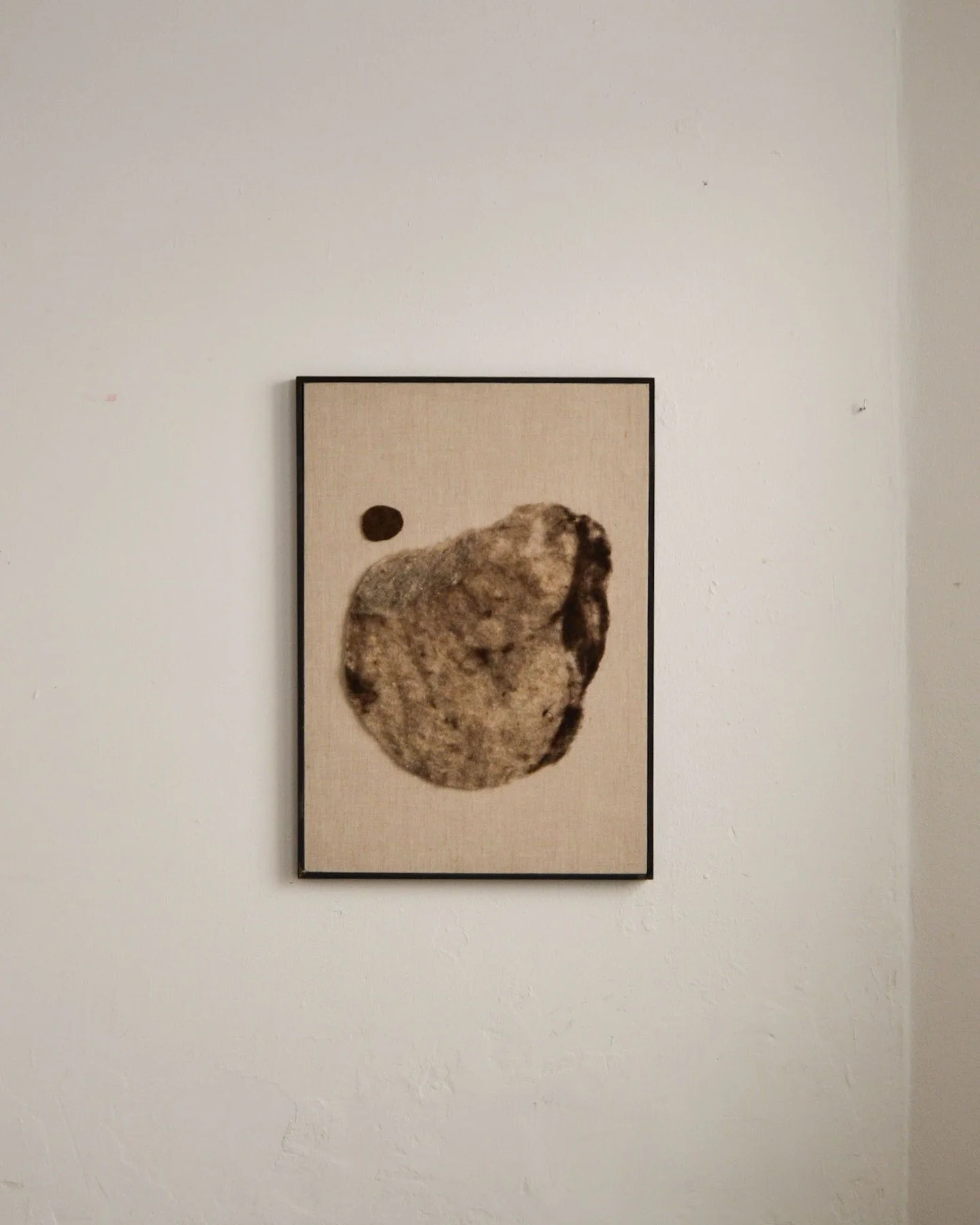 Dejarse Crecer

Handwoven by Ana Grajales in Mallorca, this wall piece forms part of The Dance, a series that reflects moments of change. Crafted from oak wood, linen, felt, and wool sourced from extensive flocks in Mallorca, it invites a quiet refle