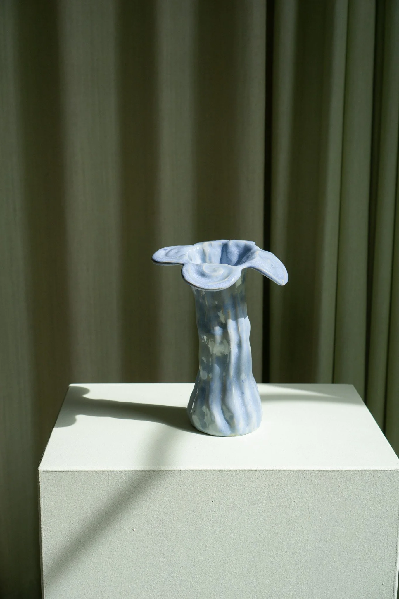Blue flower vase_1.jpg