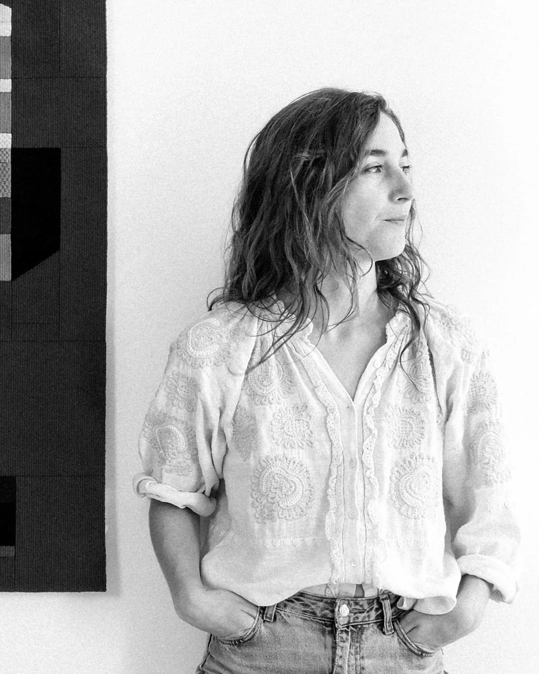 Introducing our conversation with Elvire Debitus, a French artist based in the countryside of Brittany. Her work moves between photography, memory and quiet observation, finding its form in handwoven tapestries shaped by the tradition of the Gobelins