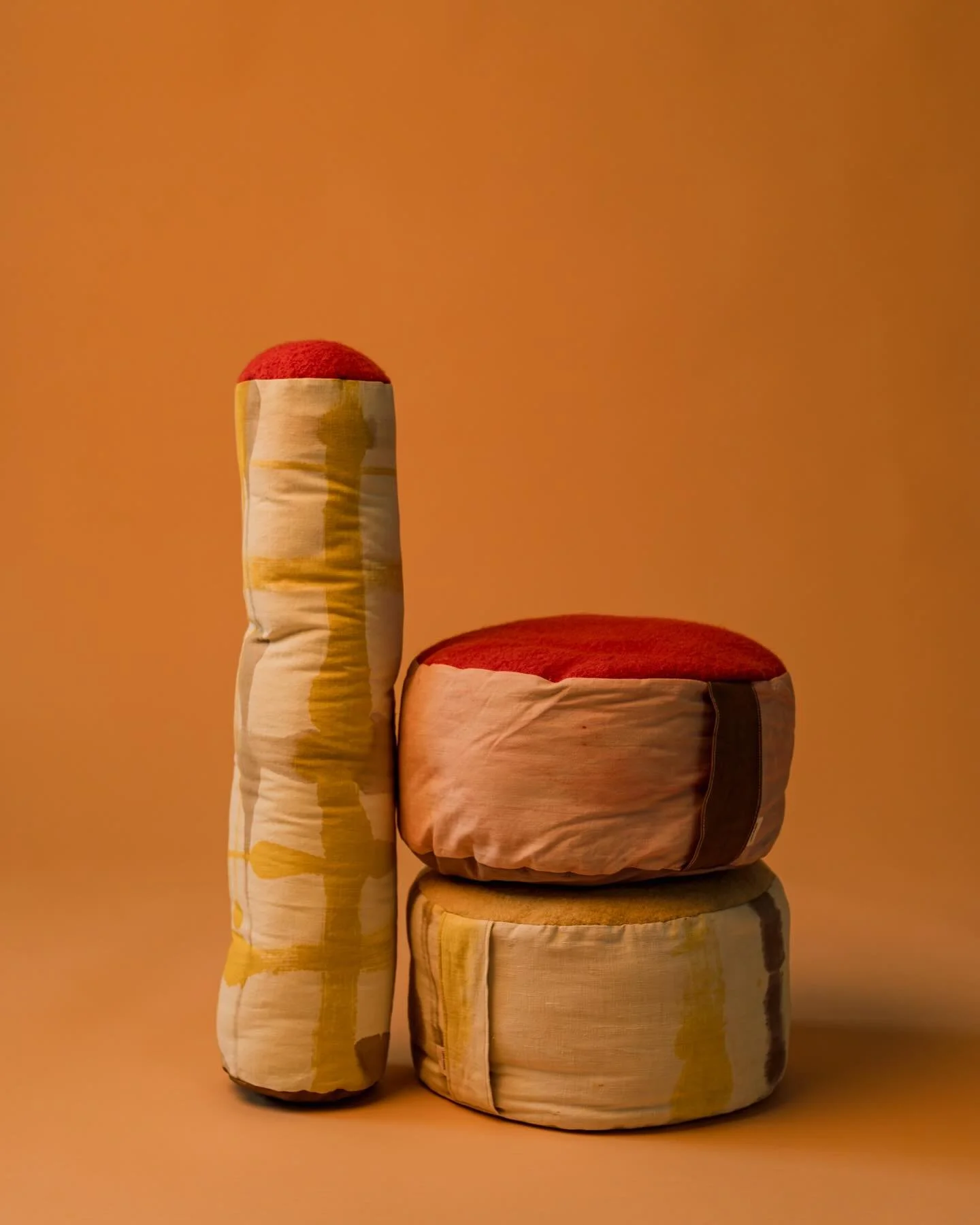 Pilu Bolster

Hand painted and plant dyed with weld and madder, this bolster is made by Lena Huber near Mainz. Crafted in wool and cotton and filled with organic spelt husks from Germany, it offers gentle support for rest and grounding, with soft pla