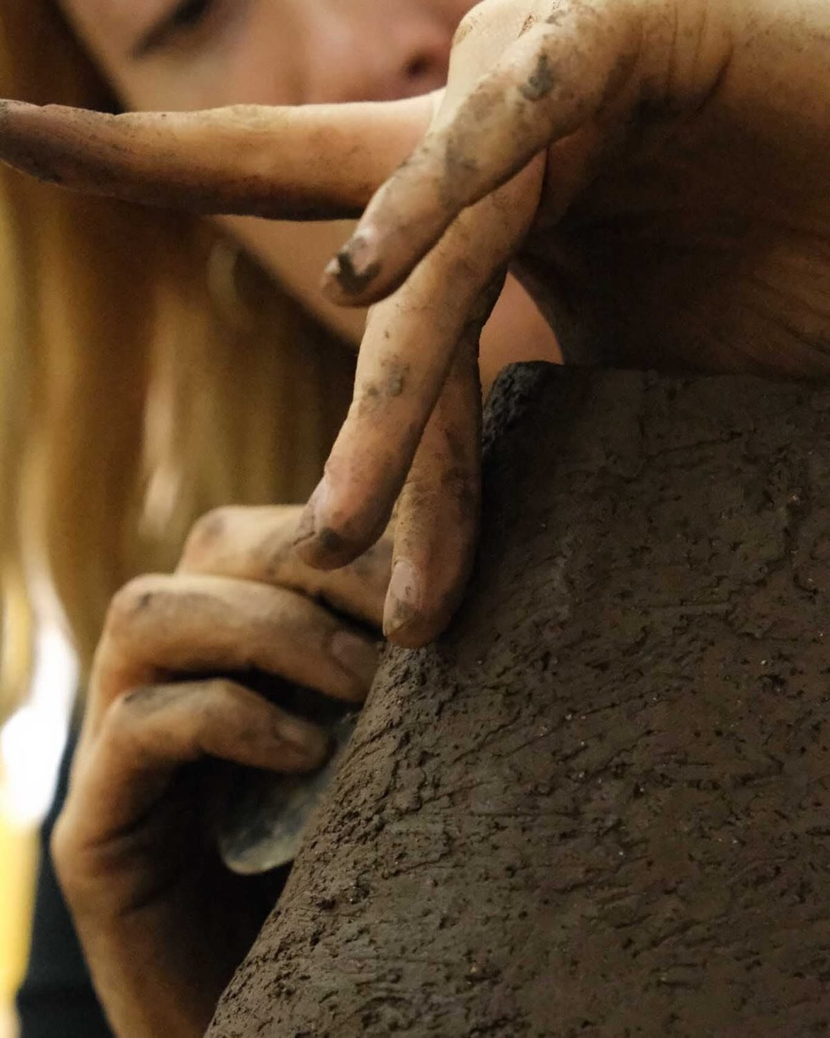 &ldquo;Simoneloo Ceramics @simonelooceramics was born from my passion for clay and my desire to create with my hands. My goal was to bring my ideas to life while exploring different ancient techniques, inspired by my travels and meetings with artisan