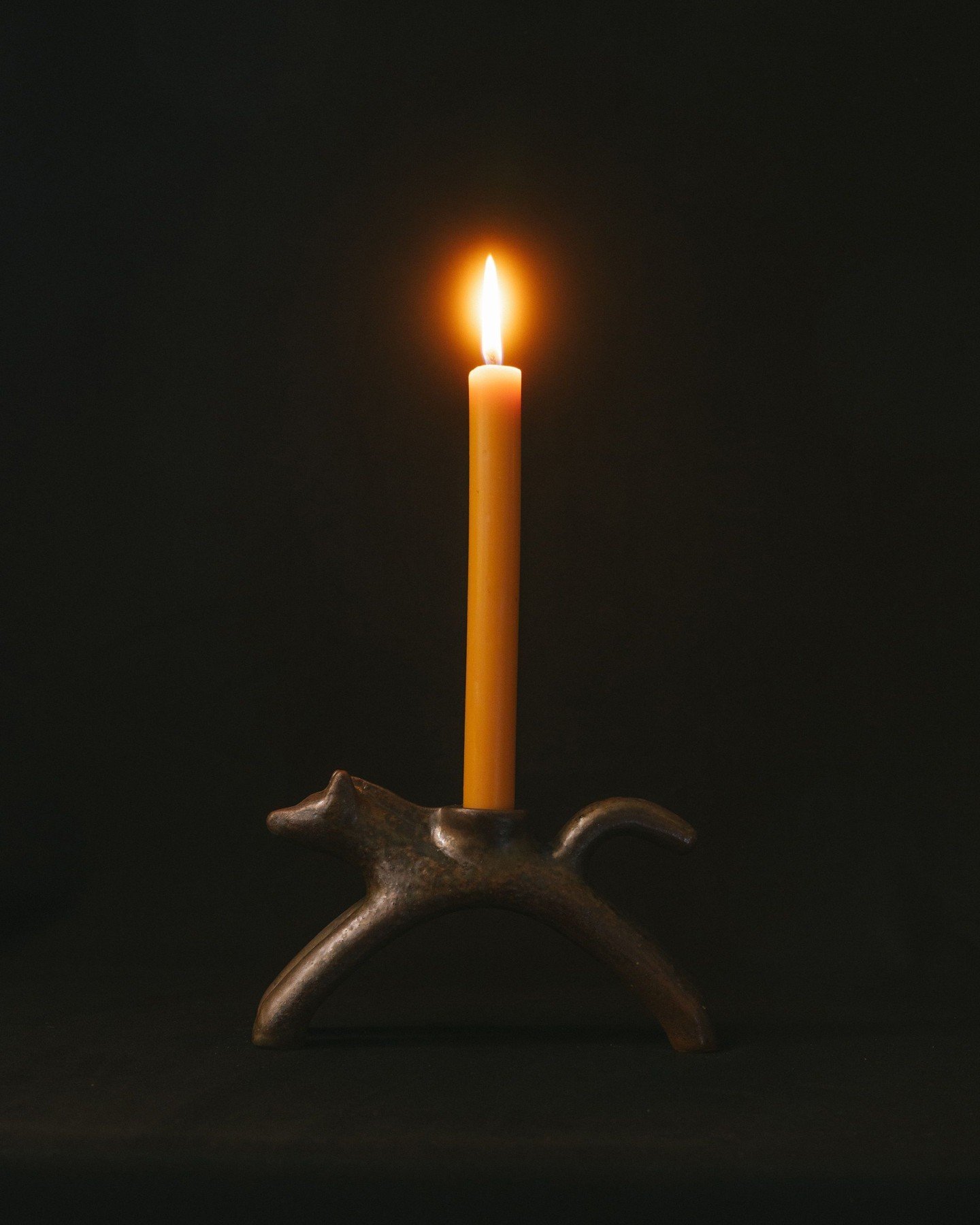 Caballo Metalizado

Handbuilt in toffee stoneware and finished with a metallized glaze, this piece is shaped by hand and fired at 1250&ordm;C. 
Each singular work carries its own provenance and the distinct voice of the crafter, reflecting a process 