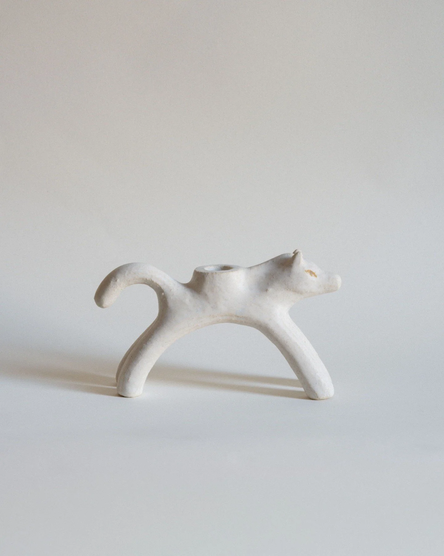 Caballo Nieve

Handbuilt in white chamotte stoneware and finished with a white matte glaze and hand painted details in red iron, this sculptural piece is shaped by hand and fired at 1250&ordm;C.
Each singular work carries its own provenance and the d