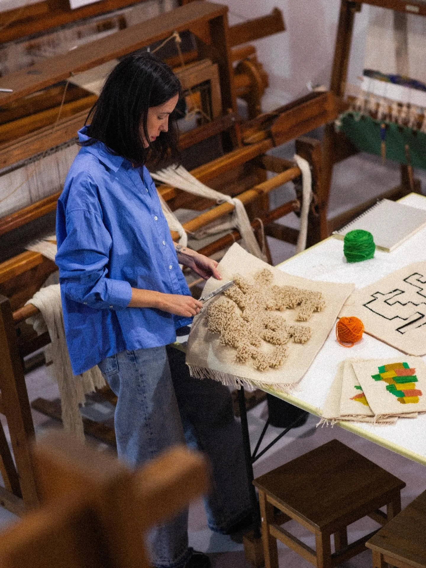Introducing our conversation with Isabel R&iacute;os, a Bolivian textile artist based in Barcelona. Her practice centers on handmade tapestry and art therapy, where making is both a process and a way of understanding.

With a background in graphic de