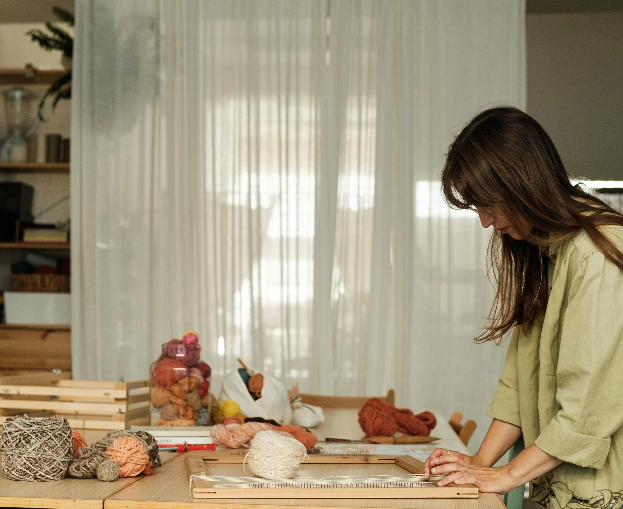 Meet Maria Elisa Vale, a multidisciplinary artist based in Porto, Portugal, and the creator of @numvale , an artistic project centred around textiles, material exploration, and the observation of nature. Working between tapestry weaving, papermaking,