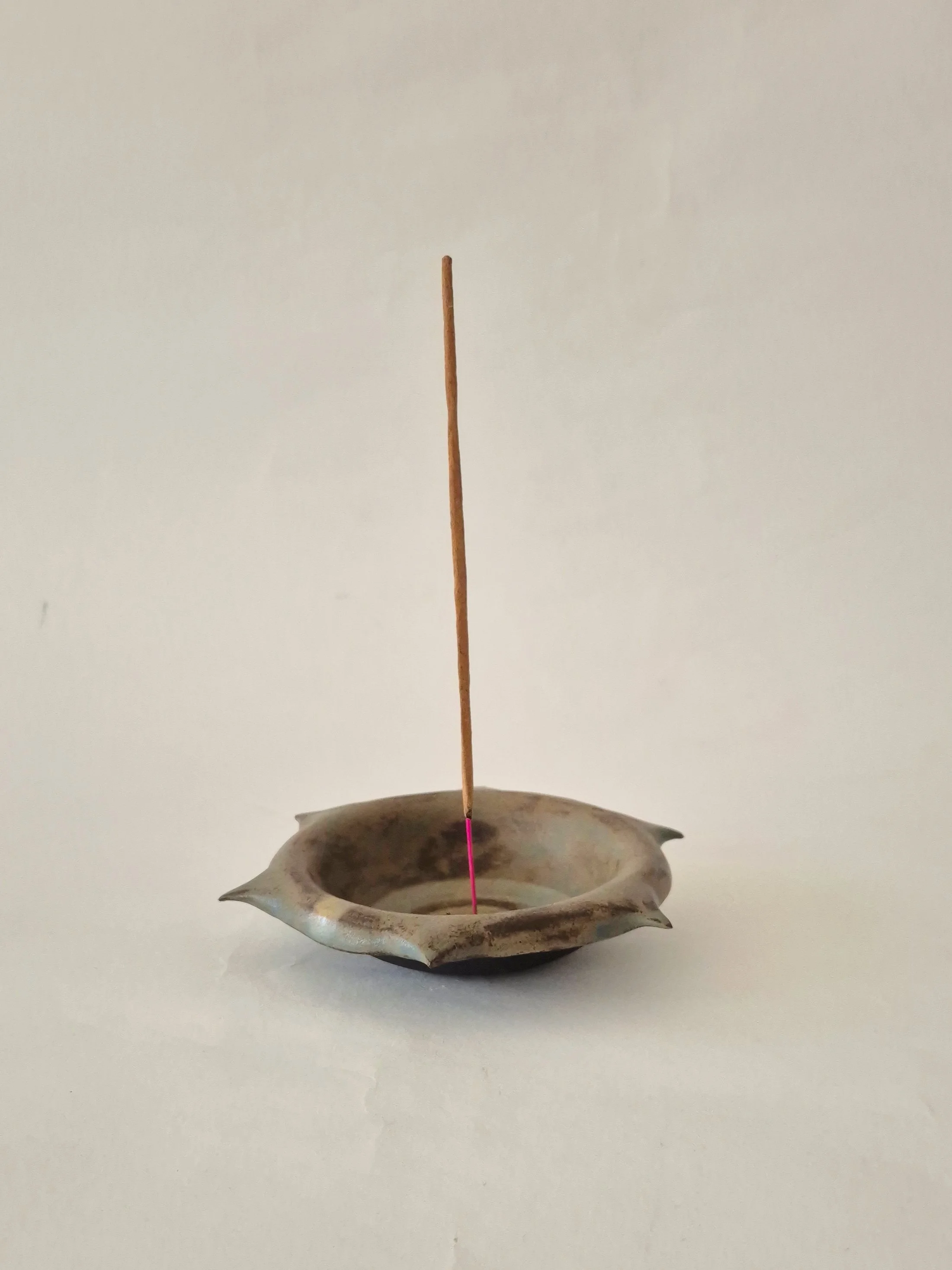 01 BRAMBLE encense holder Whale 02.jpg