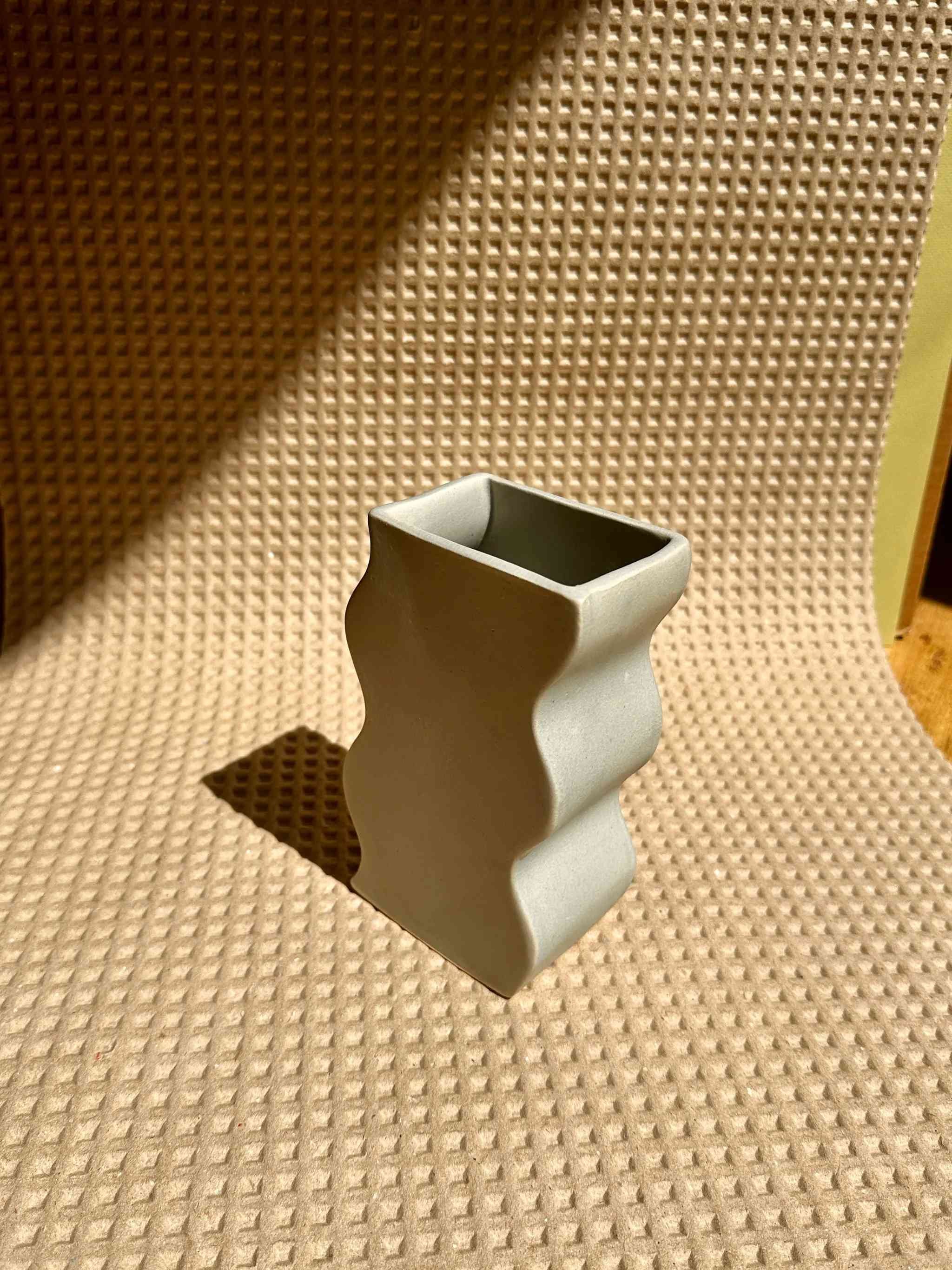 StudioERS_WavyVase_05.jpg