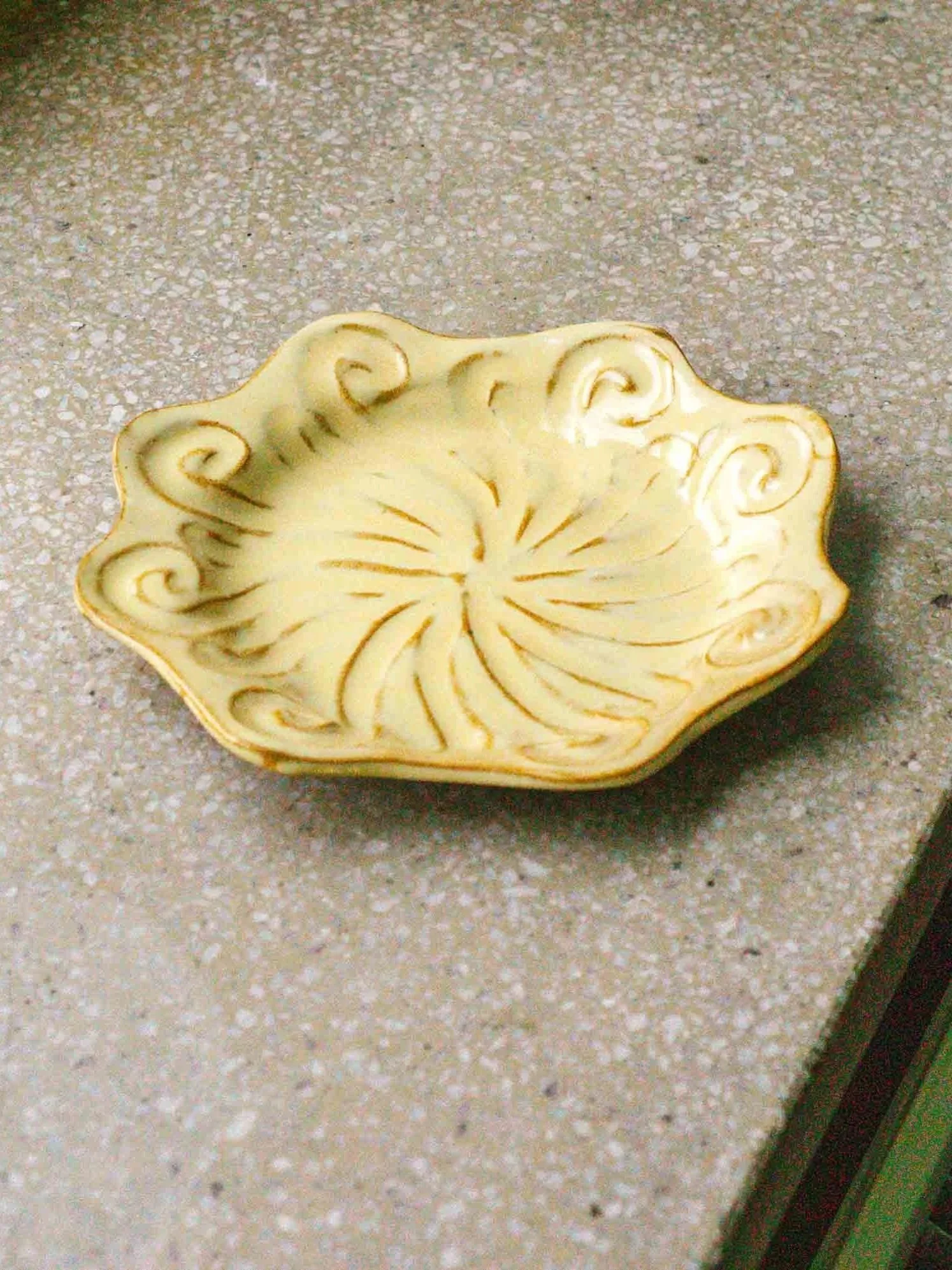 Plate+yellow_1.jpg