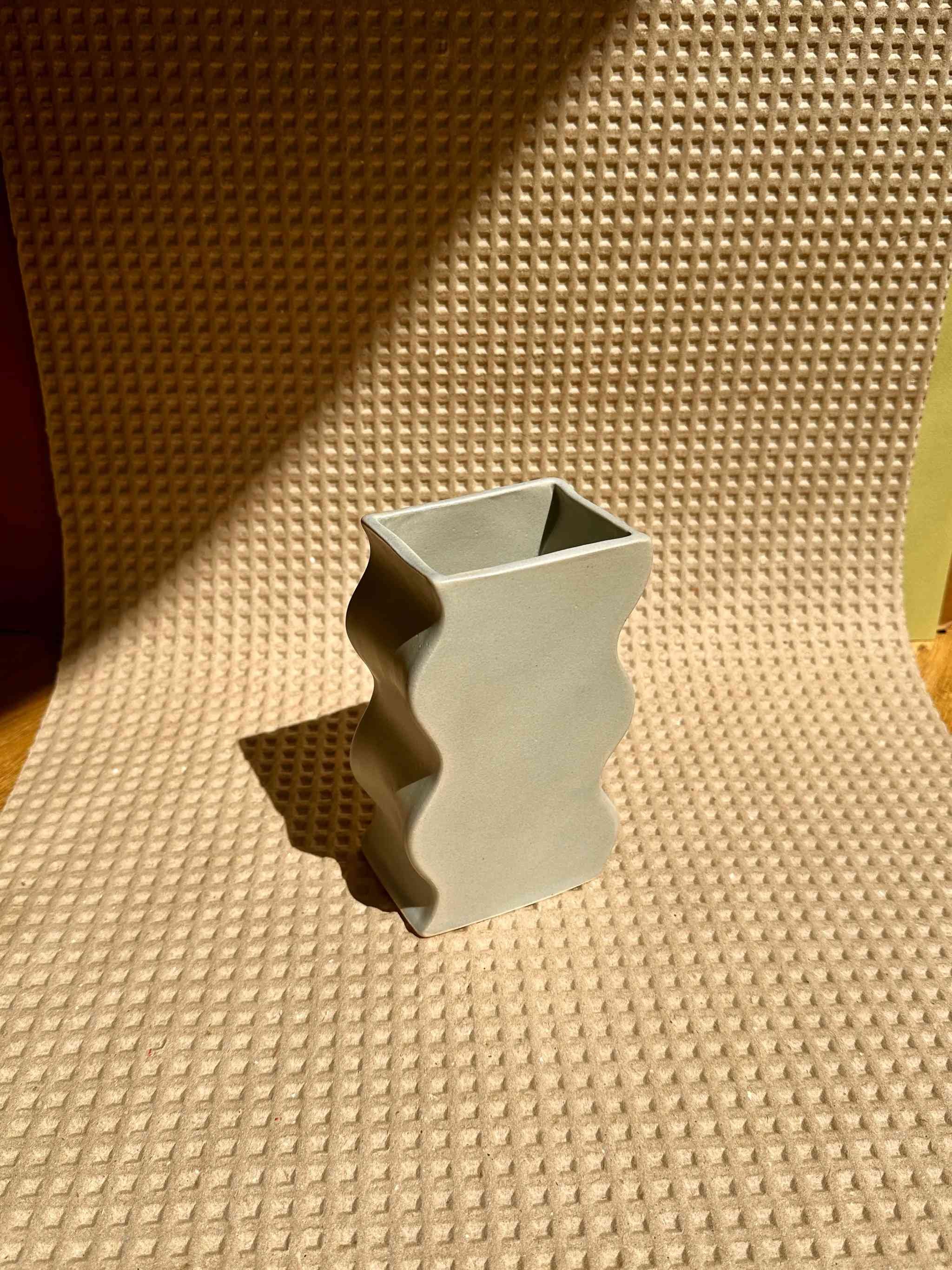 StudioERS_WavyVase_04.jpg