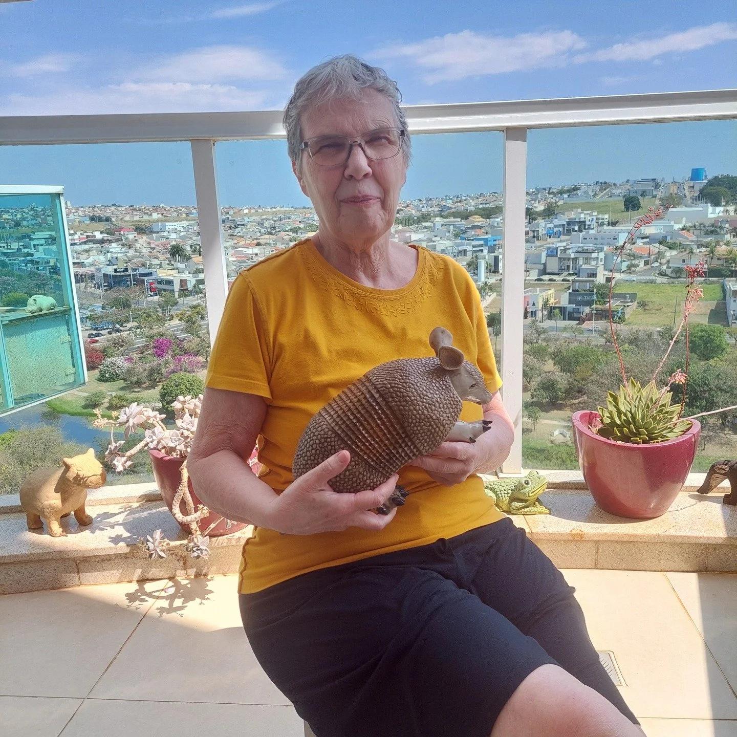 Tenho vivido semanas intensas, cheias de compromissos, encontros e partilhas.
Entre agendas e movimentos, aprendo a valorizar pausas, sil&ecirc;ncios e a energia que vem do simples: minhas plantas, meus bichos e o parque em frente de casa.
Envelhecer