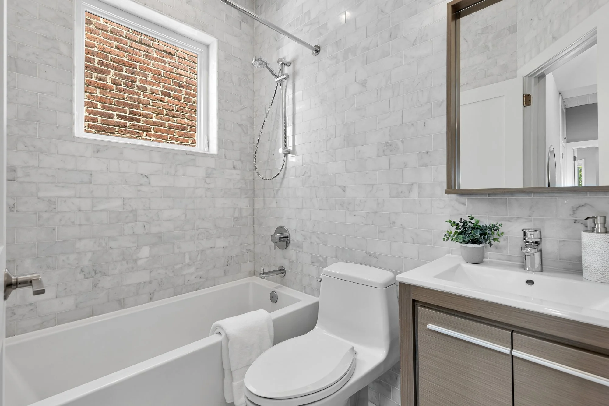 1109 I St NE -0030.jpg