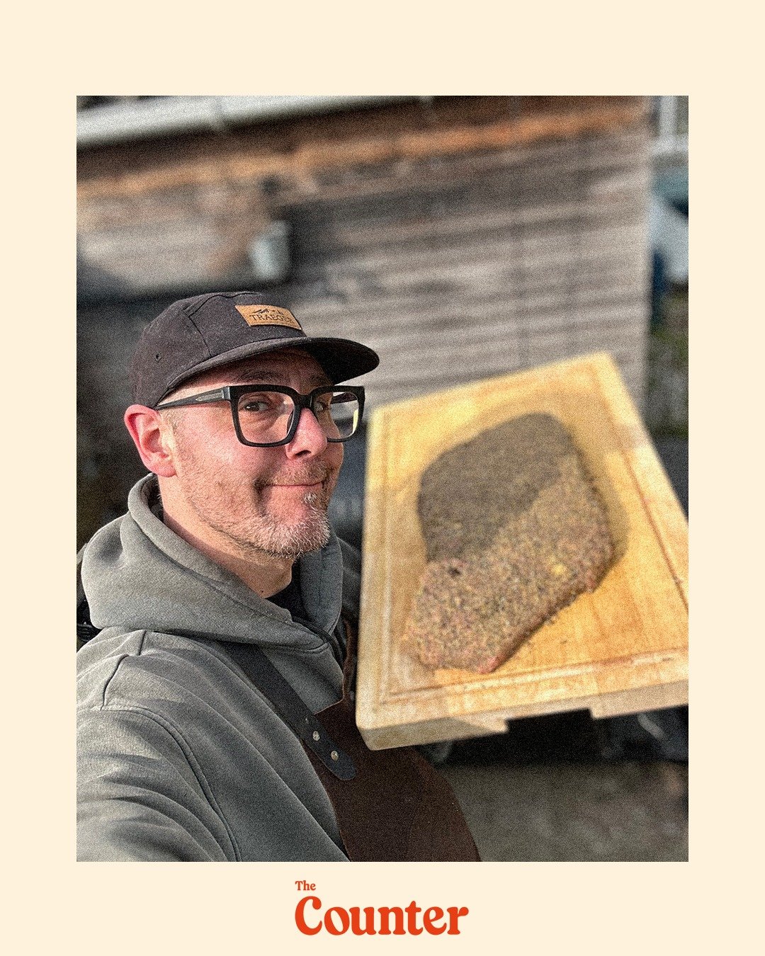 Low &amp; slow brisket, elke slice zo zacht als boter.
Juicy, diepe rooksmaak, bark met karakter. Dit is tijd die je proeft.

17 uur geduld. Geen shortcuts. Alleen focus, gevoel en weten wanneer het klopt.
Zin om dit moment te delen aan tafel? Je wee