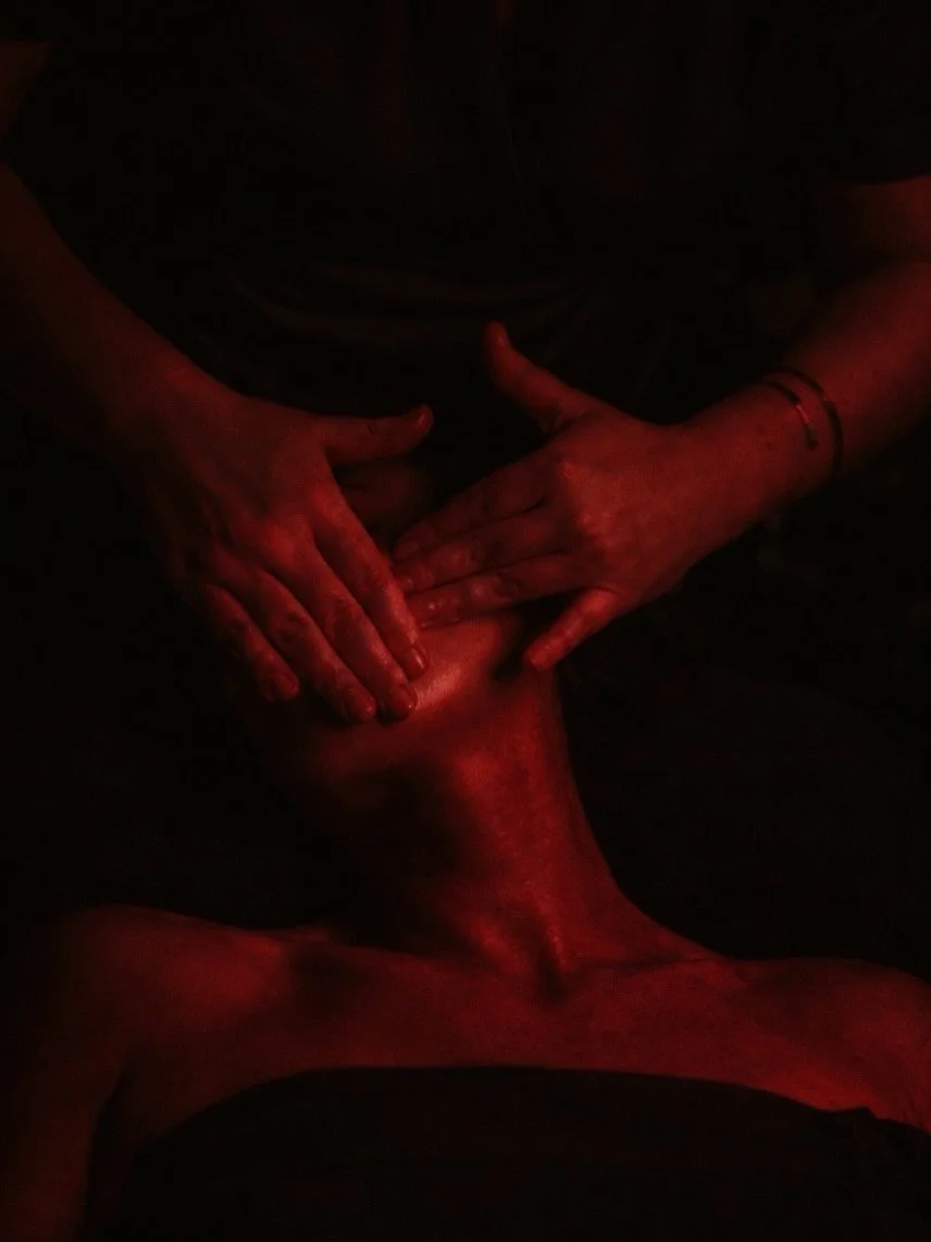 Benefits of Lifting Facial Massage

&bull; Improves blood circulation and oxygen flow to the skin
&bull; Naturally lifts and tones facial muscles
&bull; Reduces puffiness and fluid retention
&bull; Promotes lymphatic drainage and detoxification
&bull