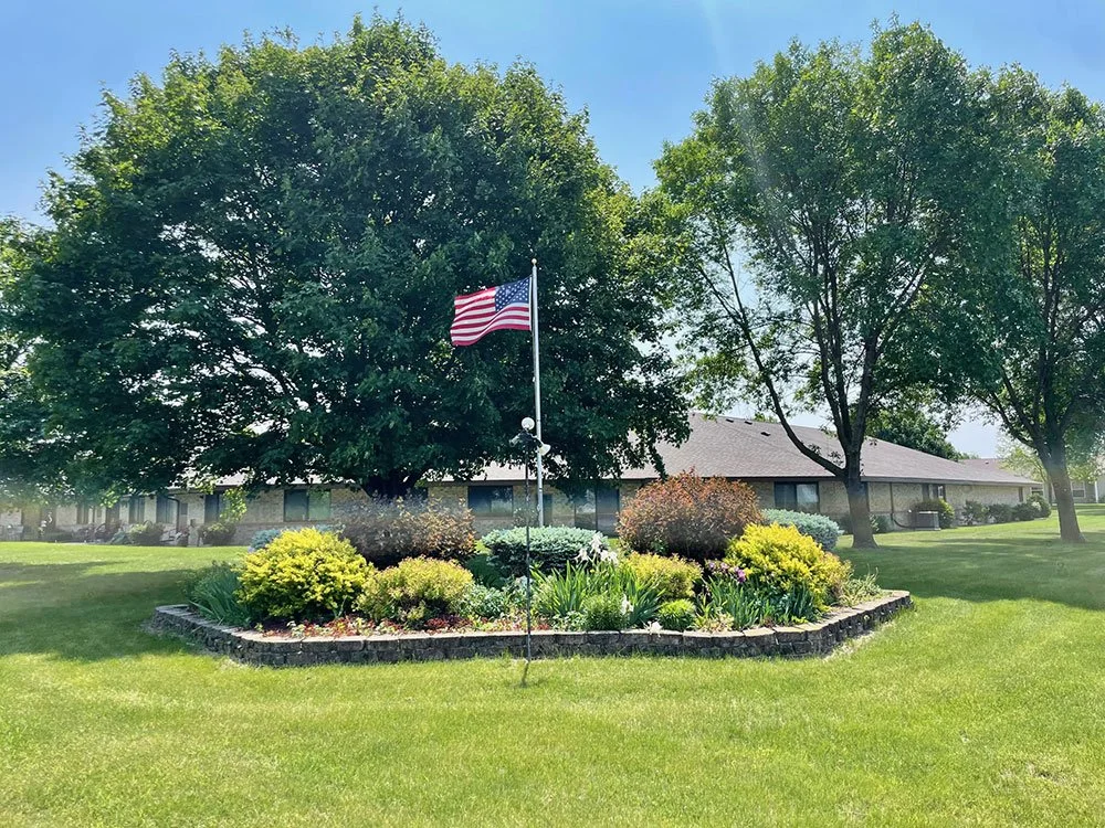 Riverview-Homestead-Cooperative-Springfield-Minnesota-Senior-Living-exterior-gardens-flag.jpg