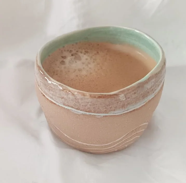 Tasse à café en grès, gravée et émaillée