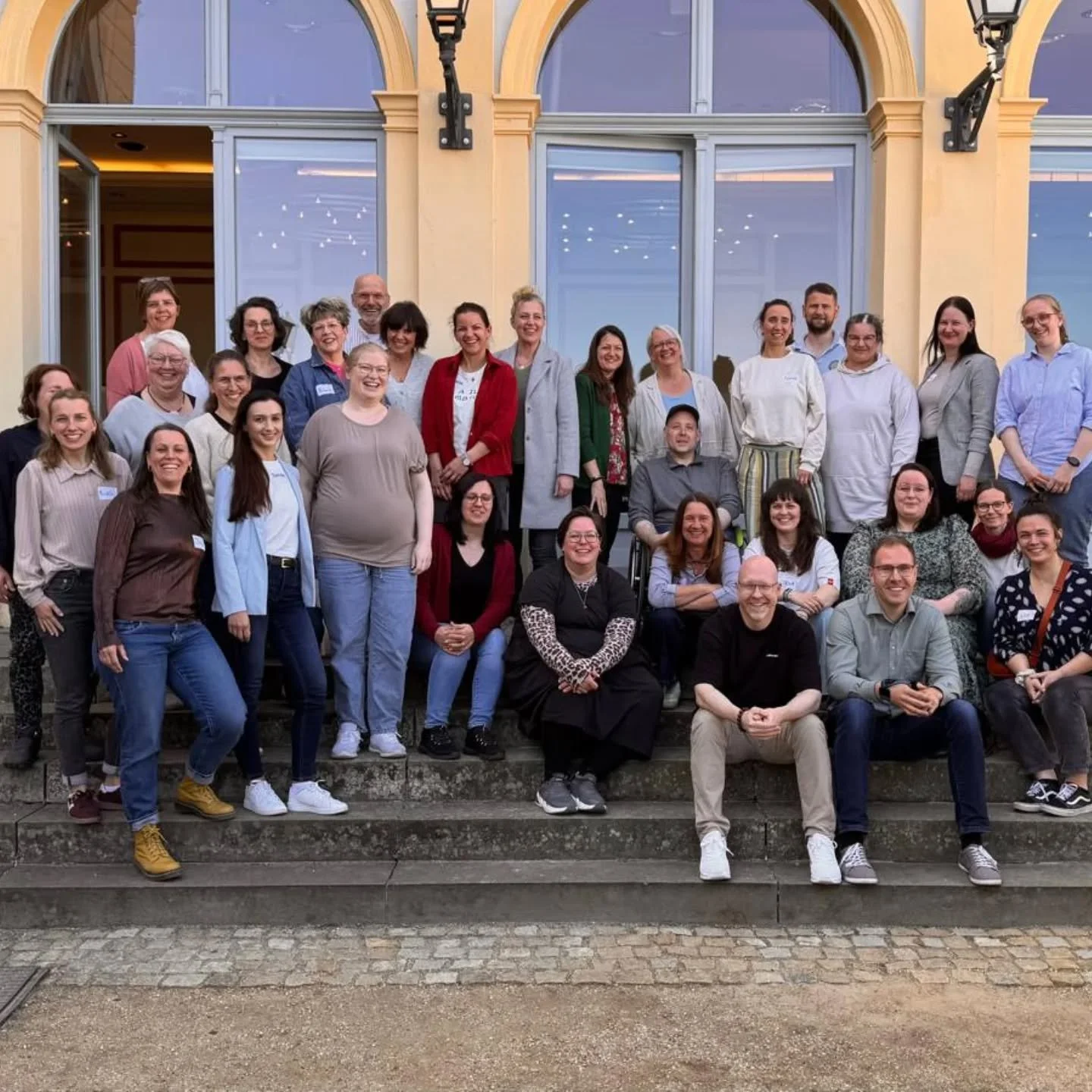 Konflikttrainer*innen, Konfliktl&ouml;ser*innen und tolle Referenten auf einem gro&szlig;en Haufen in einem wundersch&ouml;nen Schloss. Beste Atmosph&auml;re, um sich wichtigen Themen wie Mobbingpr&auml;vention und Tr&auml;umetherapie zu widmen. Der 