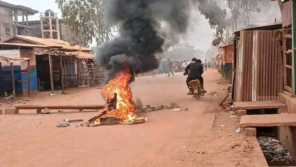 Violence à Siguiri : incendie d’un pick-up , tension maximale et une victime— la jeunesse de la ville minière à bout de souffle.