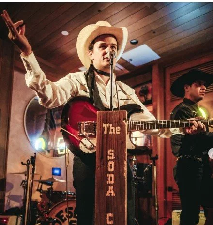 The Soda Crackers from Bakersfield are on tour, and their new album drops in December.
We're here for it.
@@thesodacrackers 📷 via @thesodacrackers 

#TheSodaCrackers #Bakersfield #BakersfieldSound #CaliforniaCountry #MaeOutWest #OnTour #NewAlbum #Co