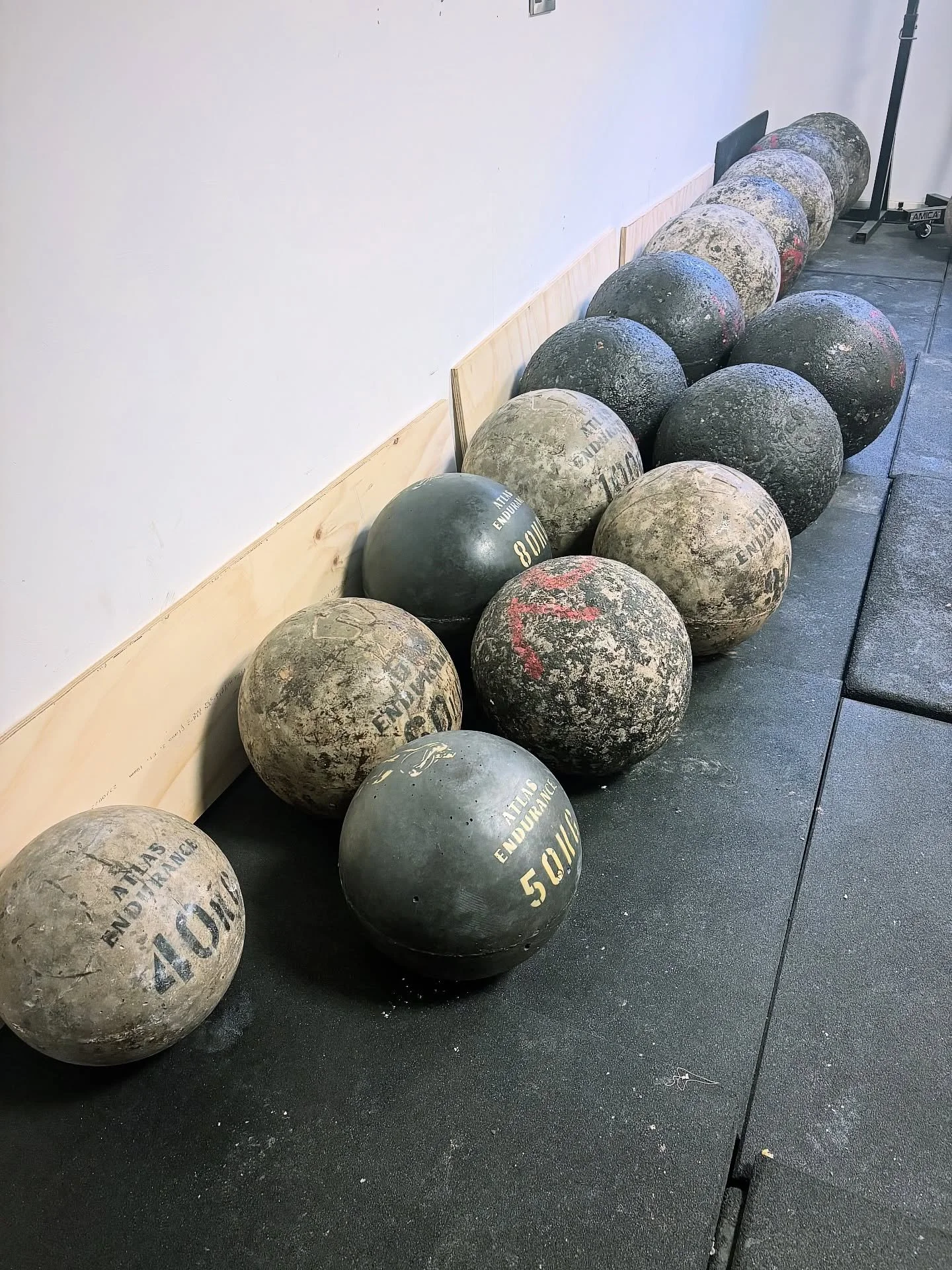 🪨🪨🪨 STONES

Proud to have 40kg all the way up to 210kg atlas stones at Edinburgh Strength.
Also have 100-130-150kg dragon eggs 🐲
Big thanks to the stone lord @atlasendurance_ for these - can you spot our shiny new 50 &amp; 80kg stones 😍

We also