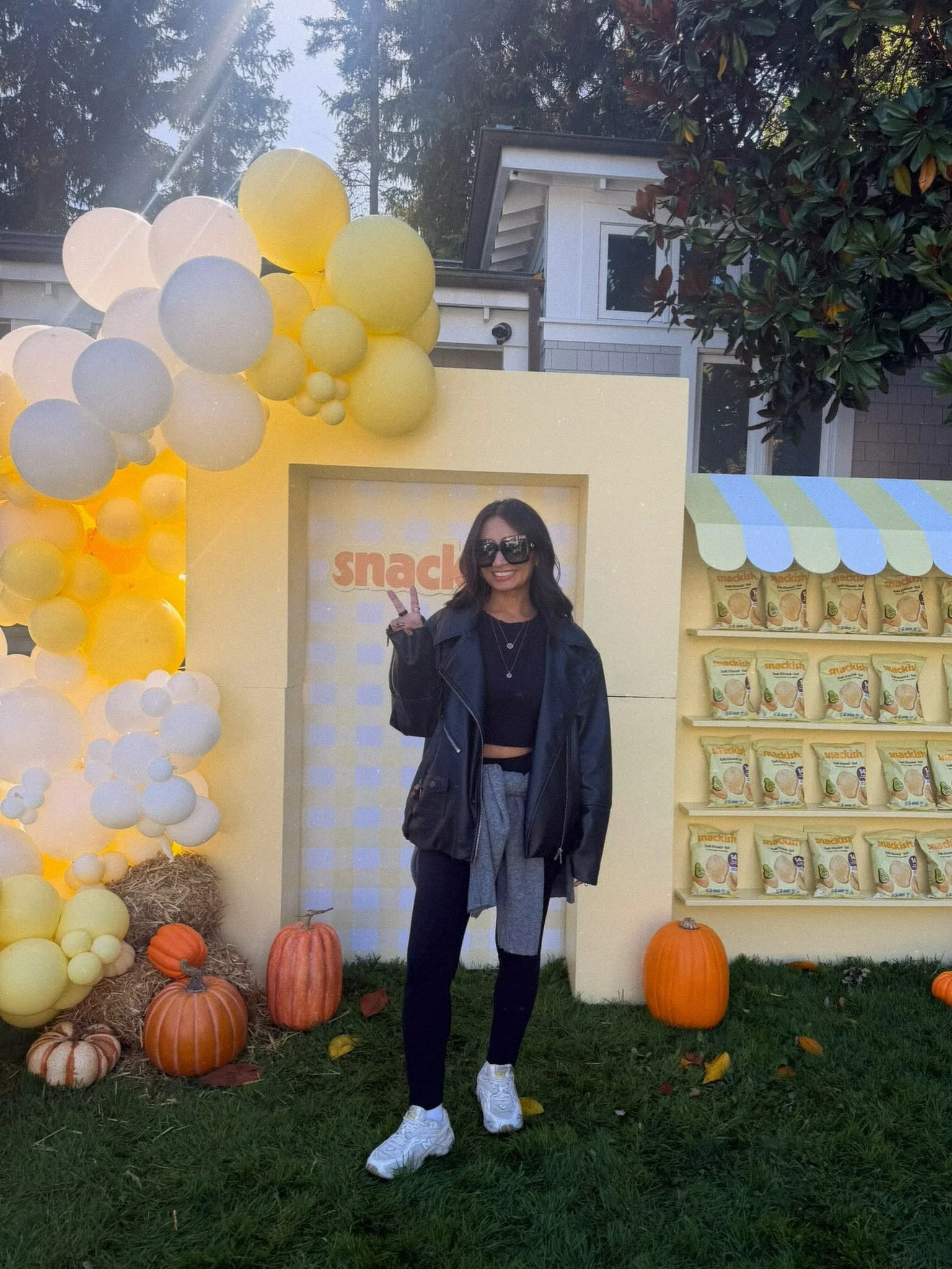 HAPPY THANKSGIVING!

My weekend was blessed with doing the things I love:
- Supporting my clients in building their community 
- Delivering meals for #Mamasgiving w/ my fave chip brand @snackish
- Making holiday meals for my family
- Staring at @redm
