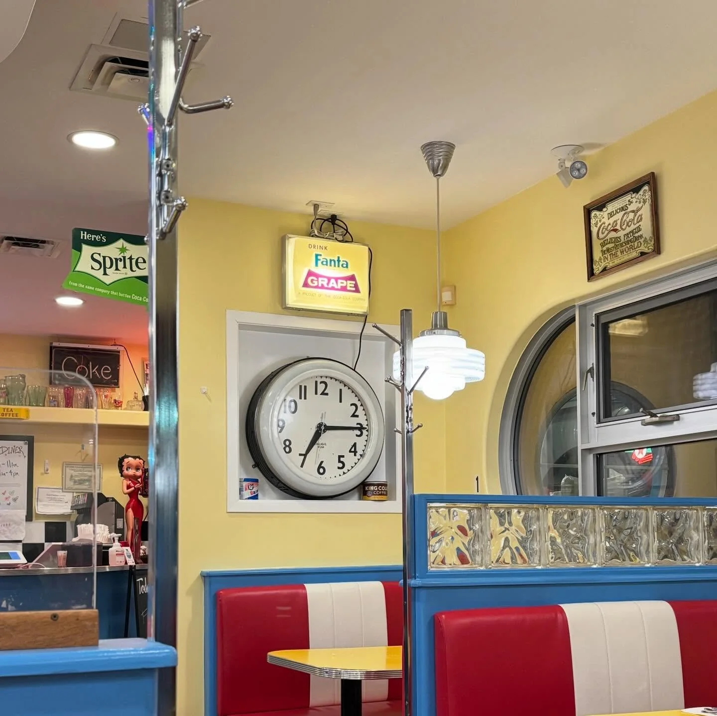 Retro diners give me life. Like, literally feed me, of course, but also psychologically it is so wonderful to find myself an alternative to the arches when I am hungry at odd hours in small towns.