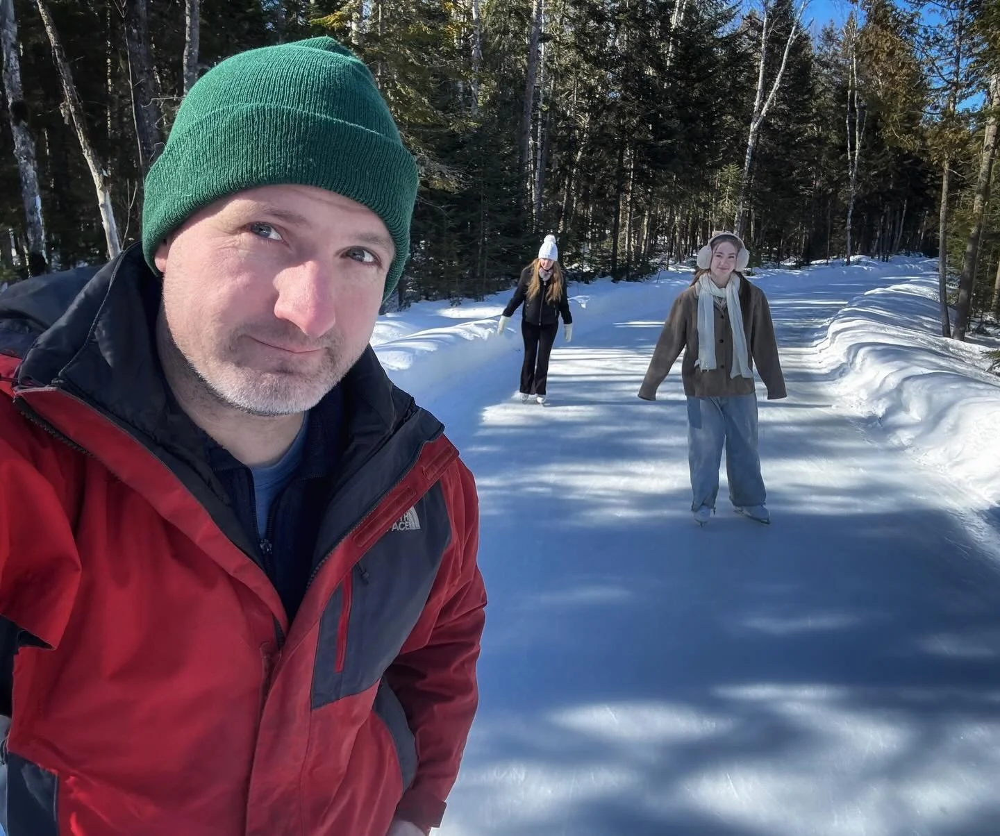 Reconnaissant que le st&eacute;r&eacute;otype est faux : les jeunes adultes peuvent continuer aimer passer une journ&eacute;e d'aventure avec leur p&egrave;re. 🥹❤️❤️
