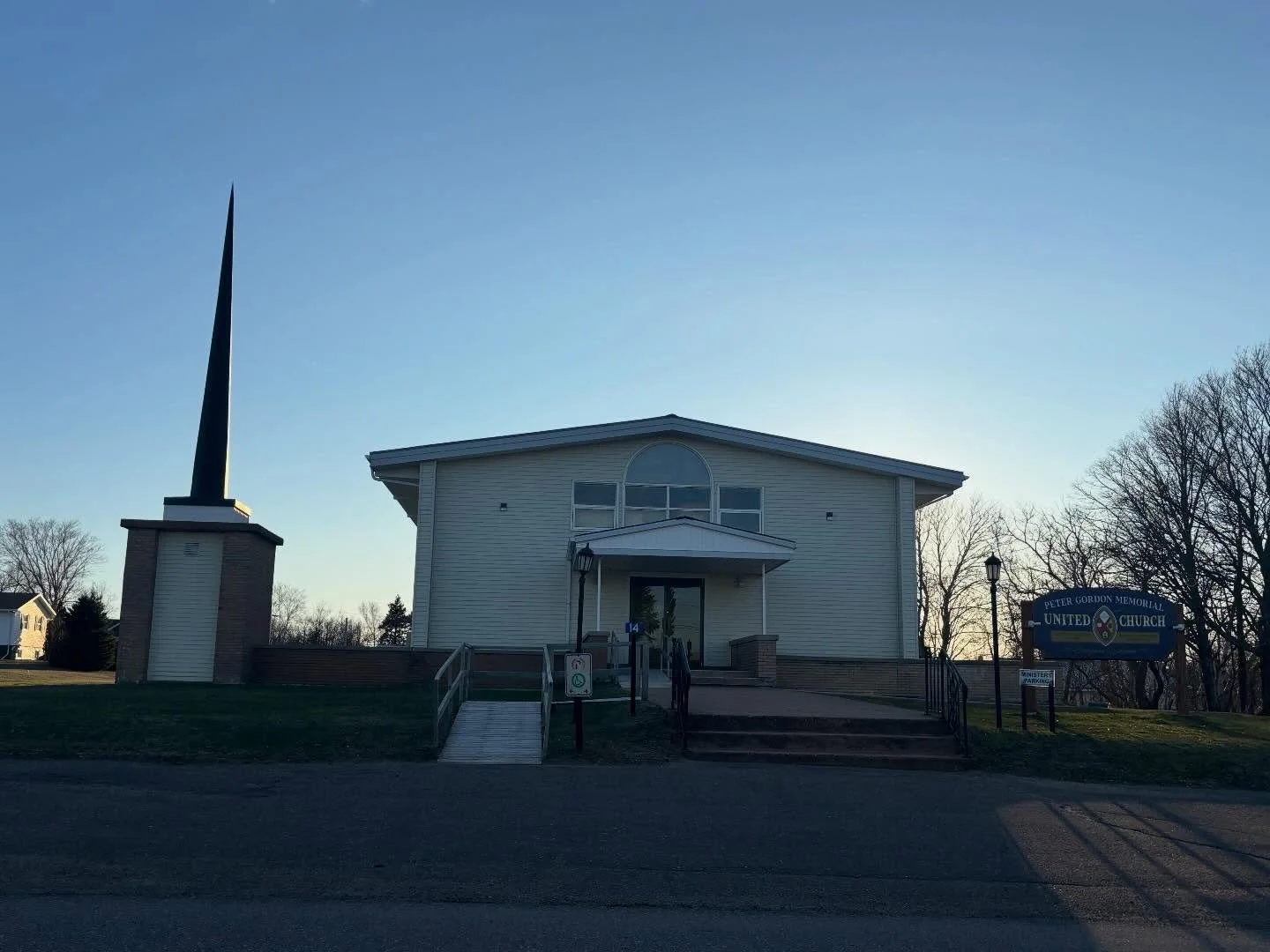 So this is niche, but if you have been to a Mormon meetinghouse built in the &asymp; 1970-2000 era, you know the unattached steeple free floating in the front yard architectural style... but how did this United Church of Canada end up this way, too?!