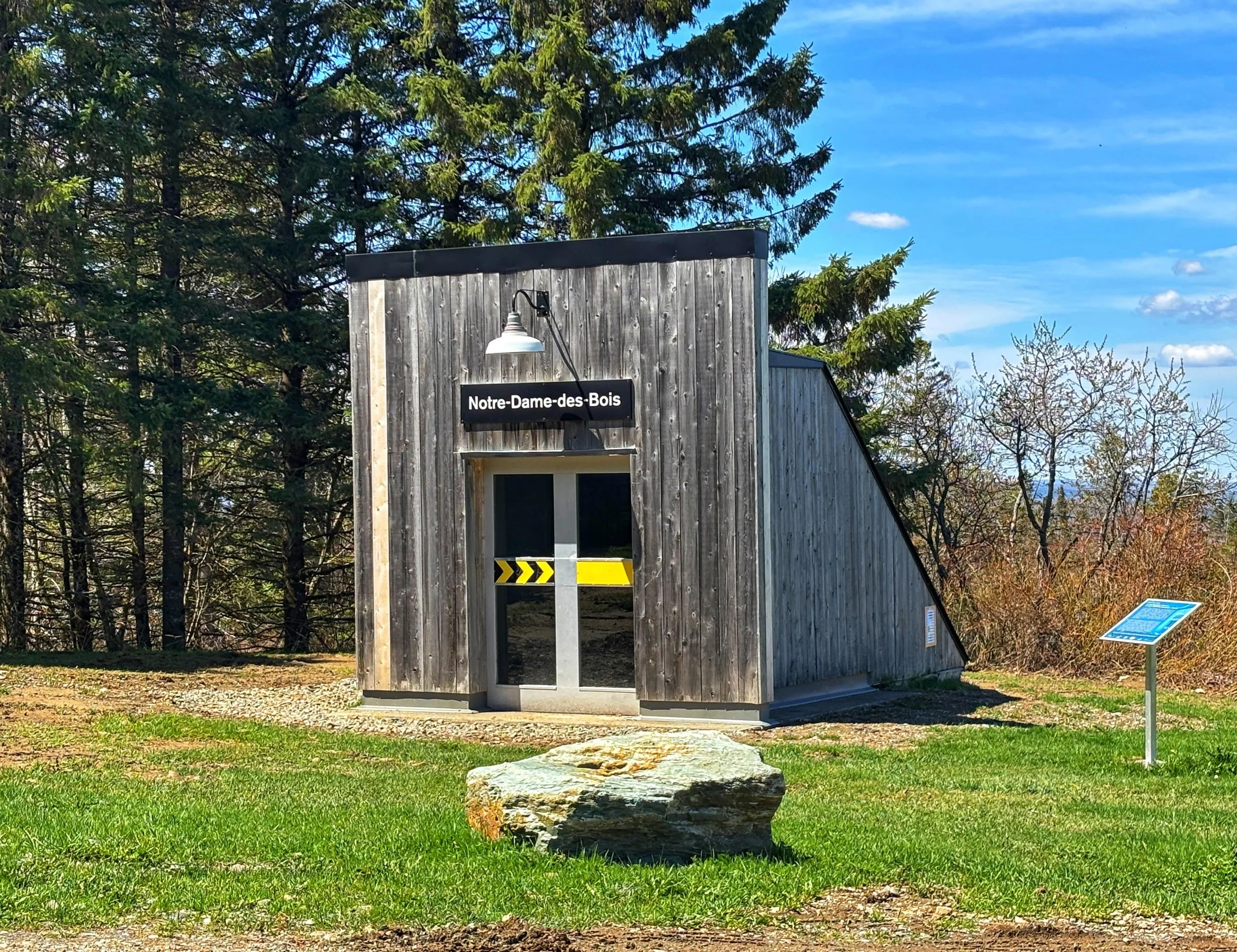 At a rural roadside picnic area over 200 km from Montr&eacute;al is a fake m&eacute;tro station, and ce genre de whimsy est une raison pourquoi j'adore la vie au Qu&eacute;bec.