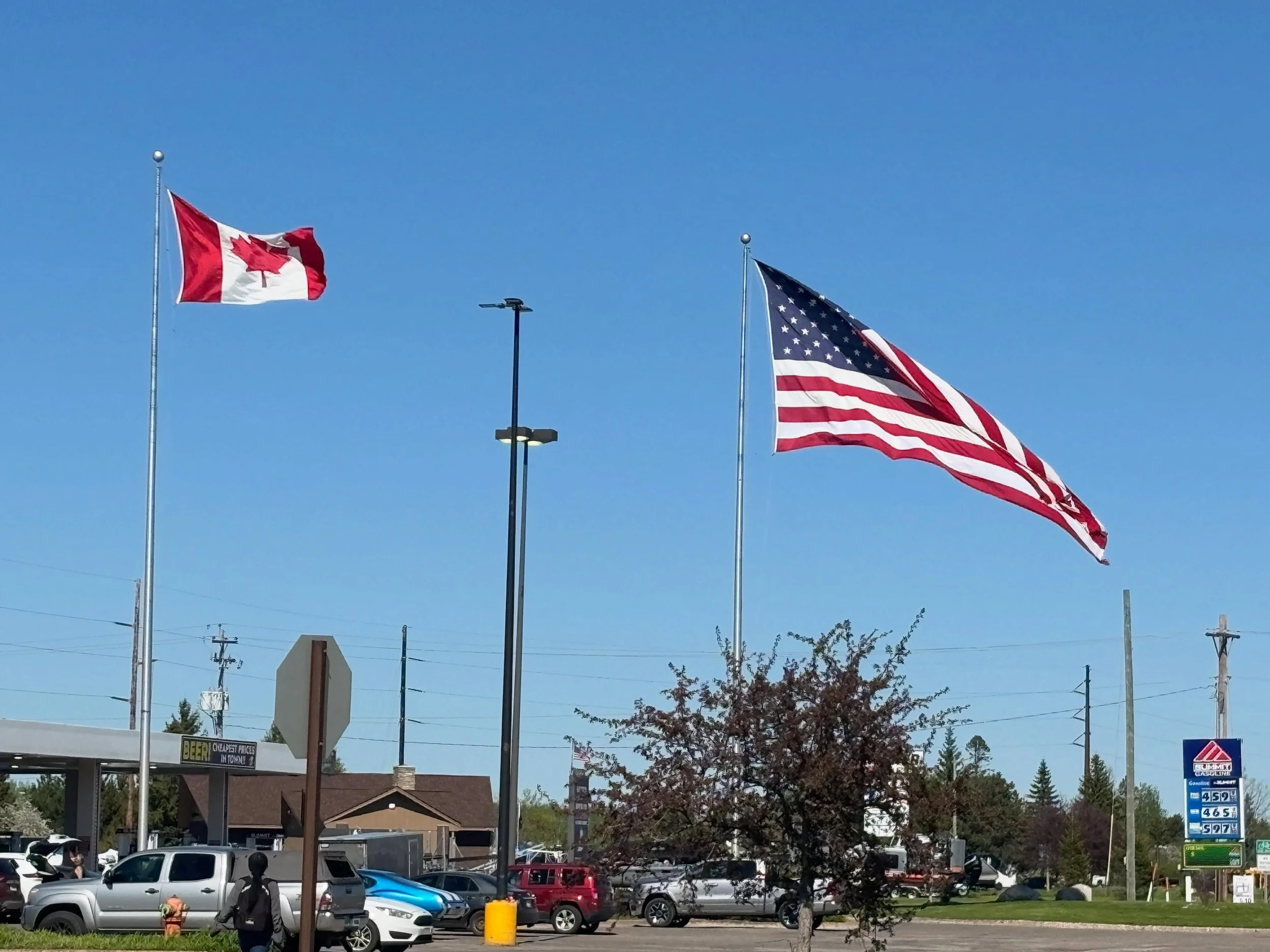 When a border community respectfully flies its neighbours' flag, but doesn't want you to be confused about what side of the line you're on. 👀🇺🇸🇨🇦